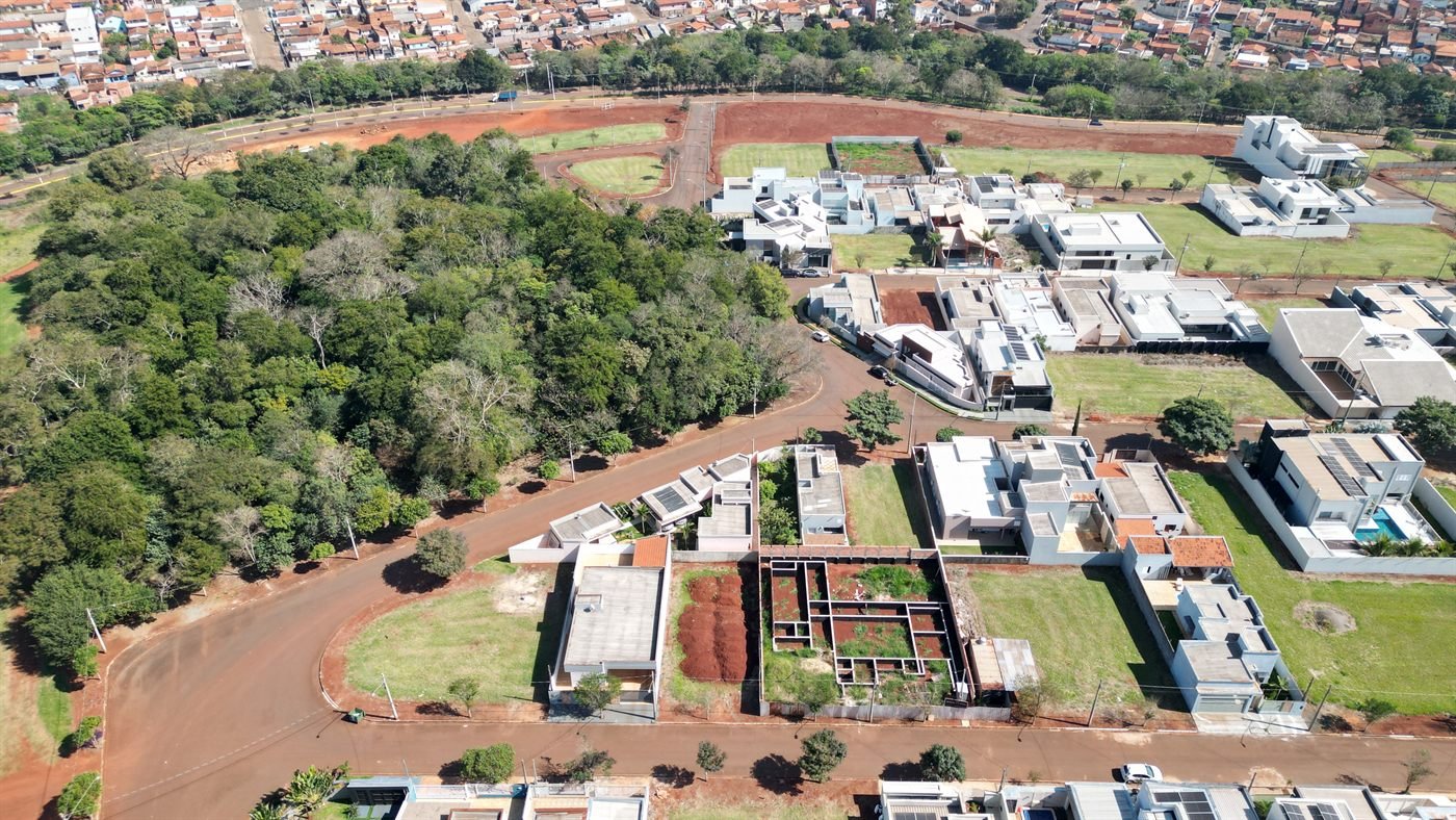 Vista aérea do loteamento Cidade Nova com área verde preservada ao fundo