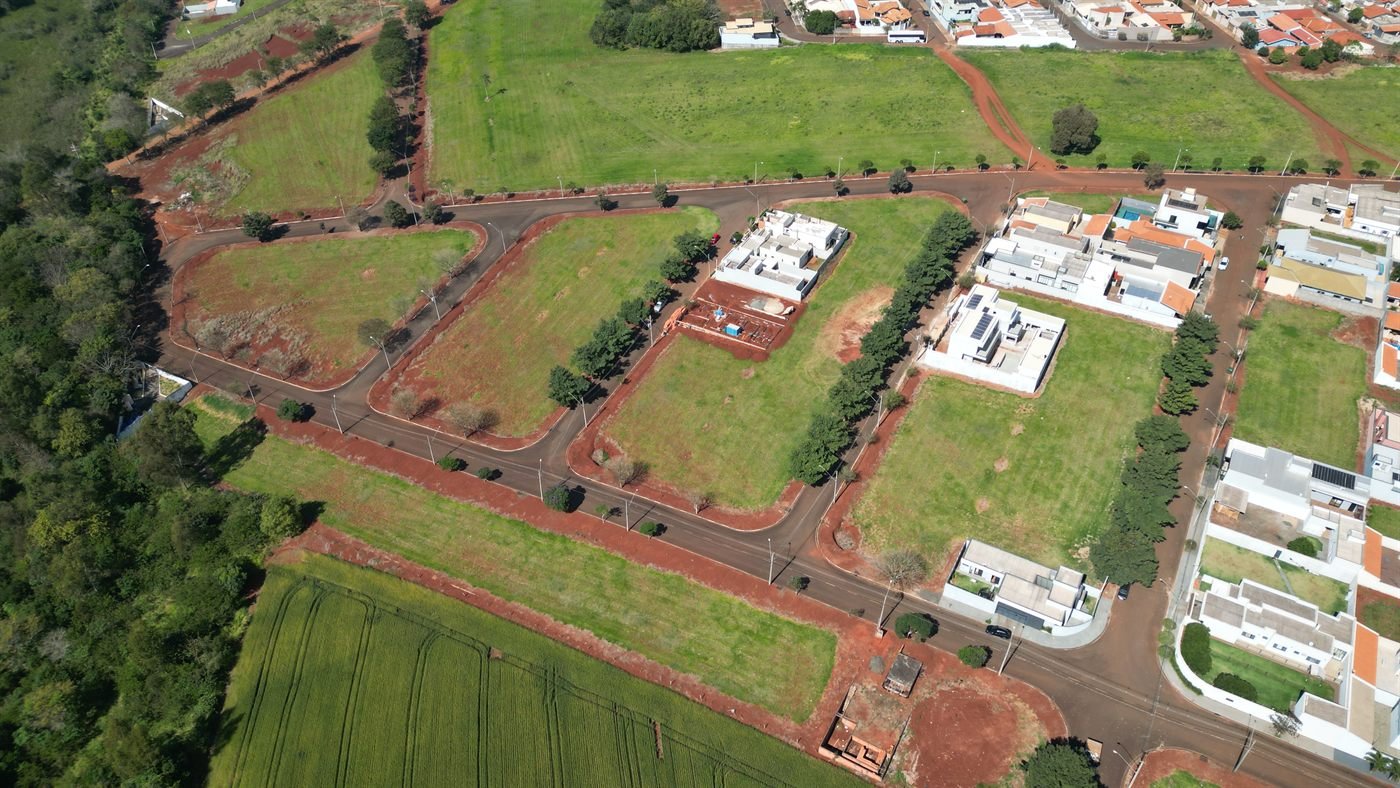 Vista aérea de lotes disponíveis e rua do loteamento Cidade Nova