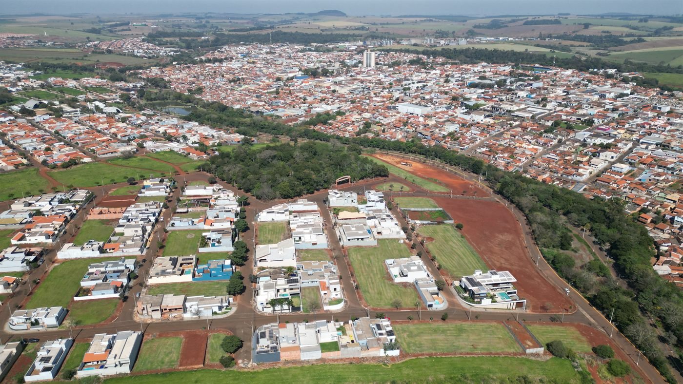 Vista aérea do portal de entrada e das ruas do loteamento Cidade Nova