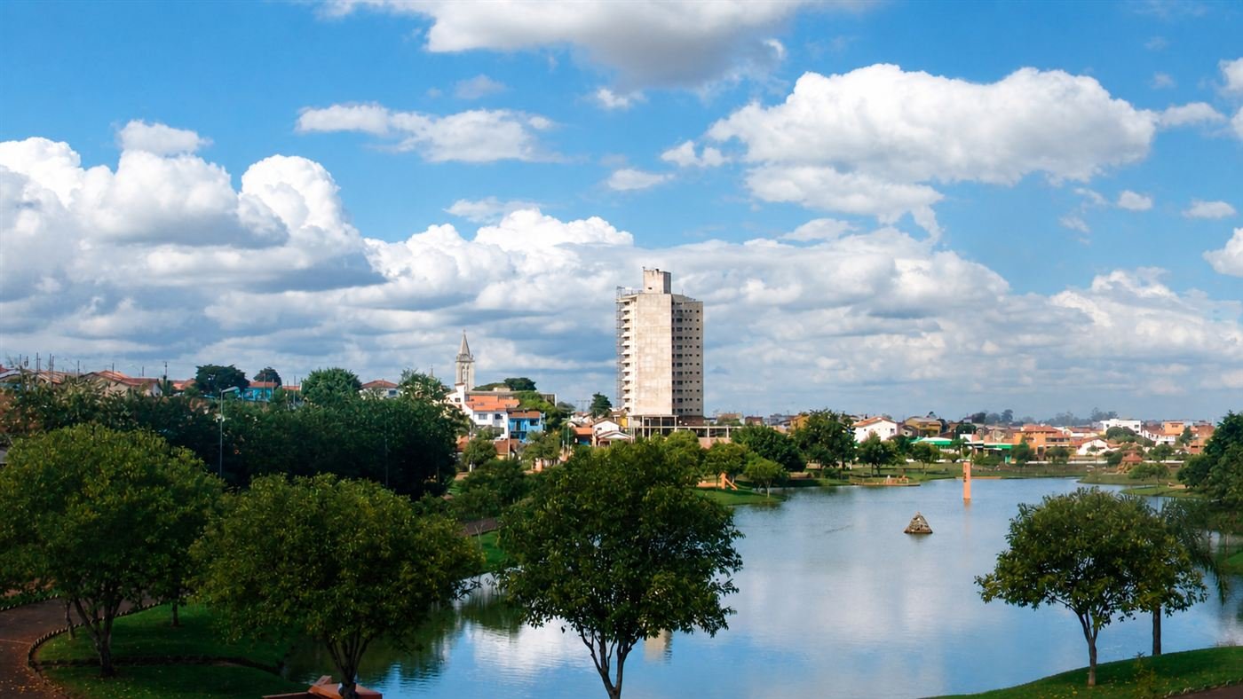 Vista da lagoa e do centro de Taquarituba